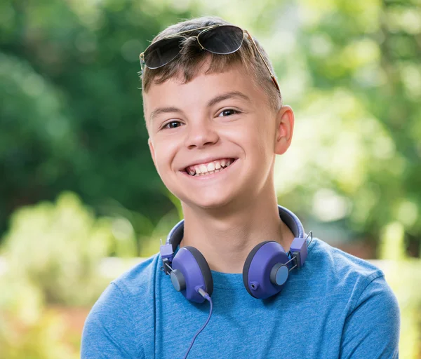 Teen boy with headphones — Stock Photo, Image