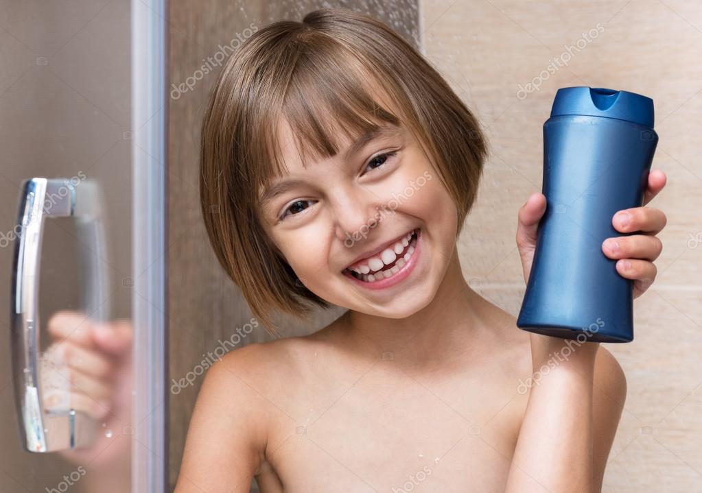 kleine Mädchen im Bad — Stockfoto © VaLiza #118490156 kleine Mädchen im Bad — Stockfoto © VaLiza #118490156