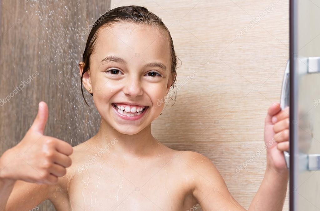 Kleines M Dchen Im Badezimmer Stockfotografie Lizenzfreie Fotos