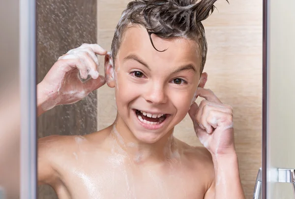 Teen boy v koupelně — Stock fotografie