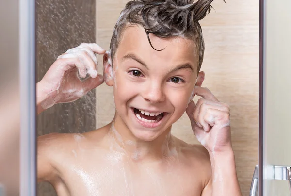 Teenager junge im badezimmer — Stockfoto