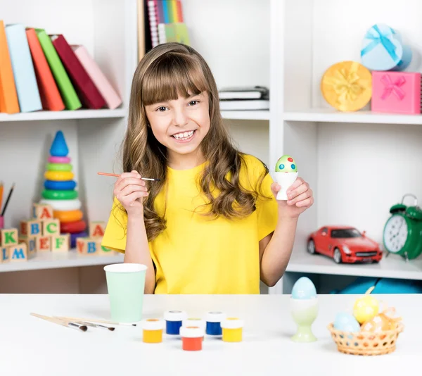 Girl with eggs for easter — Stock Photo, Image