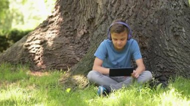 Çocuk parkında tablet ile