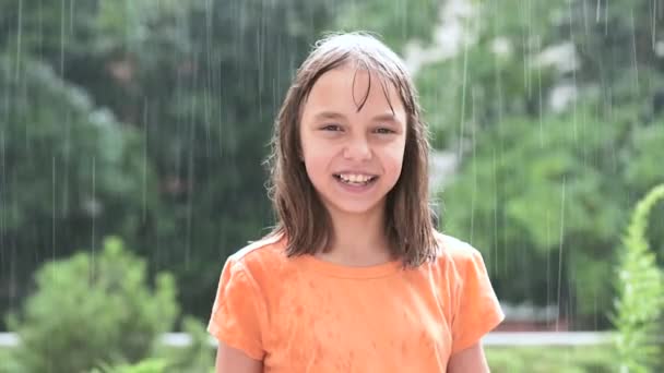 Lány játszik esőben — Stock videók