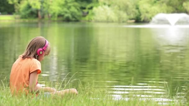 Mała dziewczynka nad jeziorem — Wideo stockowe
