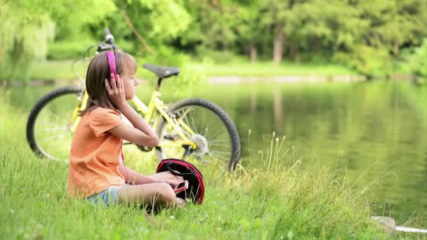 Petite fille au bord du lac — Video