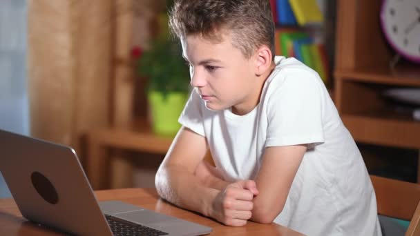 Nastolatek chłopak pracuje na laptopie — Wideo stockowe