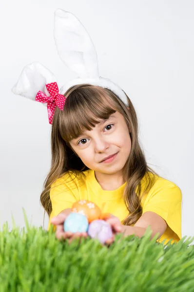 Chica con huevos para Pascua — Foto de Stock