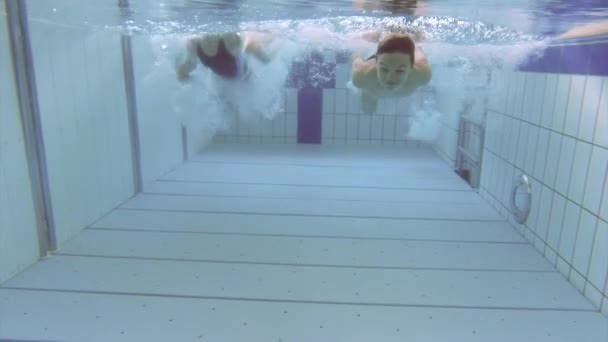 Niños bajo el agua en aquapark — Vídeo de stock