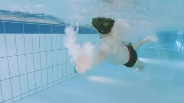 Podwodne chłopiec w aquaparku — Wideo stockowe