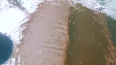 Aquapark su altı çocuk