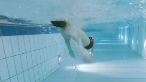 Niño bajo el agua en aquapark — Vídeos de Stock