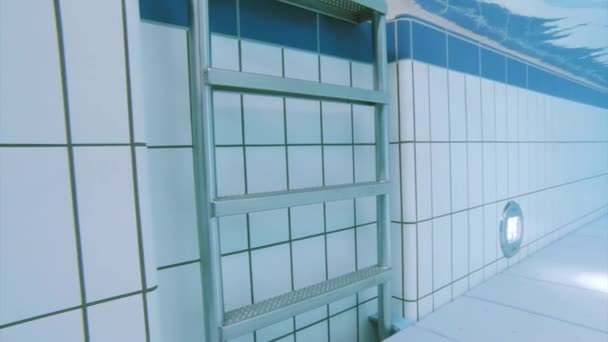 Fille sous-marine dans aquapark 