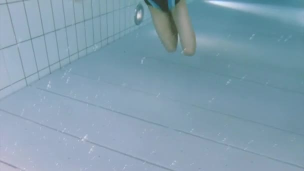 Podwodne dziewczyna w parku wodnym — Wideo stockowe