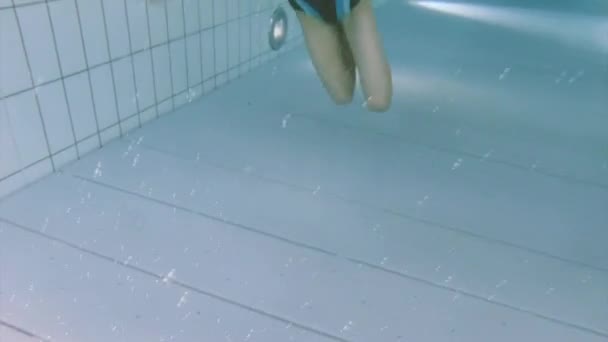 Underwater girl in aquapark — Stock Video