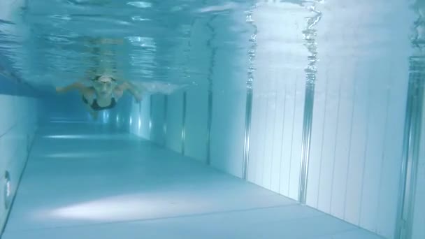 Onderwater meisje in aquapark — Stockvideo