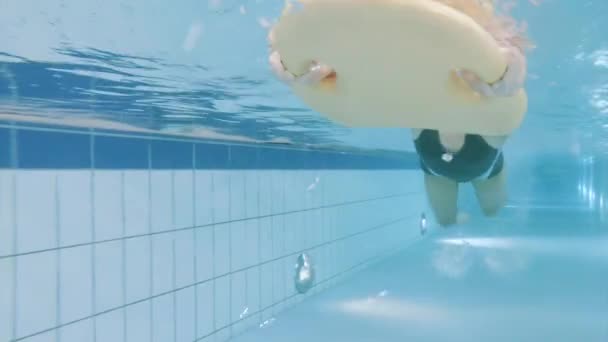 Underwater girl i aquapark — Stockvideo