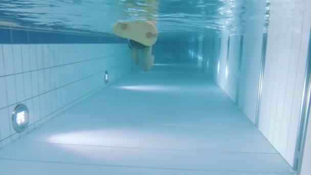 Underwater girl i aquapark — Stockvideo