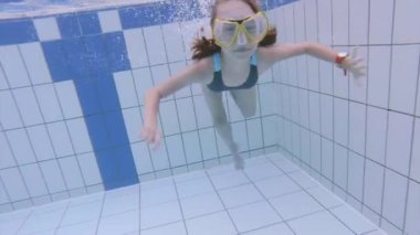 Aquapark su altı kız