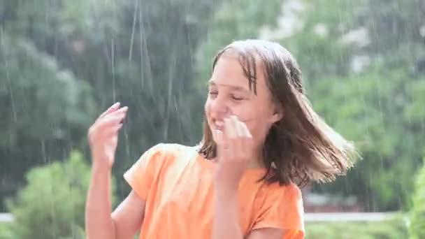 Fille jouer sous la pluie — Video