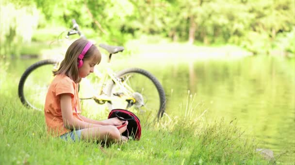 Niña en el lago — Vídeos de Stock