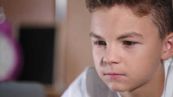 Έφηβος αγόρι που εργάζονται για το laptop — Αρχείο Βίντεο