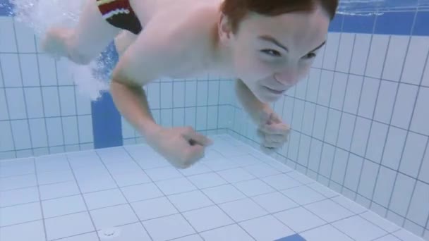 Underwater pojke i aquapark — Stockvideo