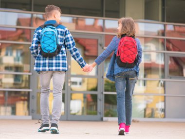 çocukları okula geri