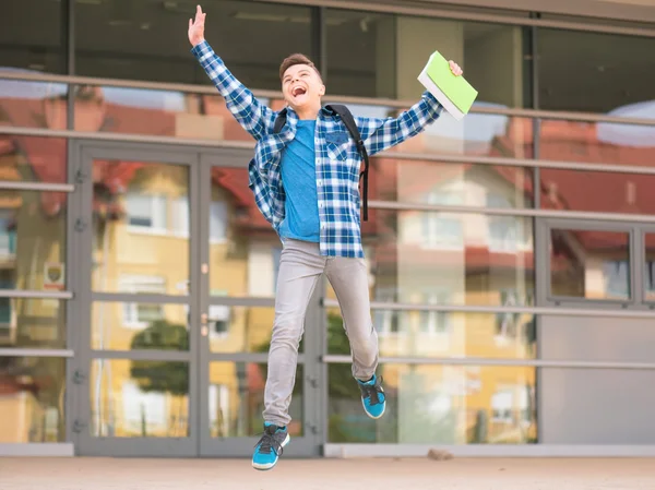 男孩回到学校 — 图库照片