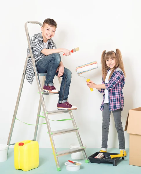 Çocuklar evde tamirat yapar — Stok fotoğraf