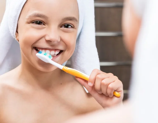 Liten flicka borsta tänderna — Stockfoto