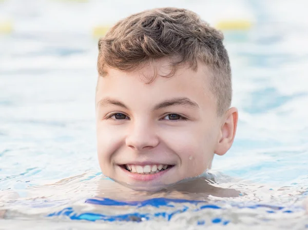 Rapaz feliz na piscina — Fotografia de Stock