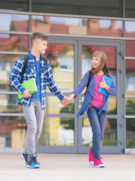 Kinderen terug naar school — Stockfoto