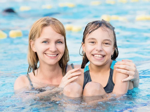 Madre e hija en la piscina —  Fotos de Stock