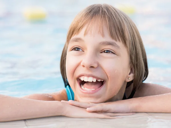 Menina feliz na piscina — Fotografia de Stock