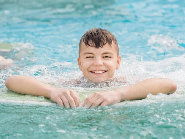 Rapaz feliz na piscina — Fotografia de Stock