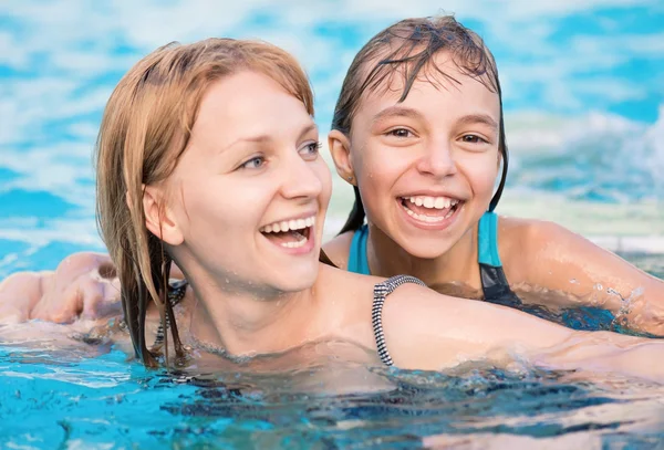 Madre e hija en la piscina —  Fotos de Stock