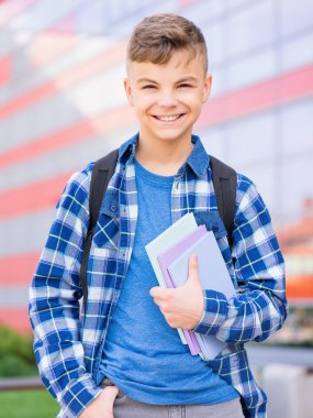 Çocuk okula geri döndü.