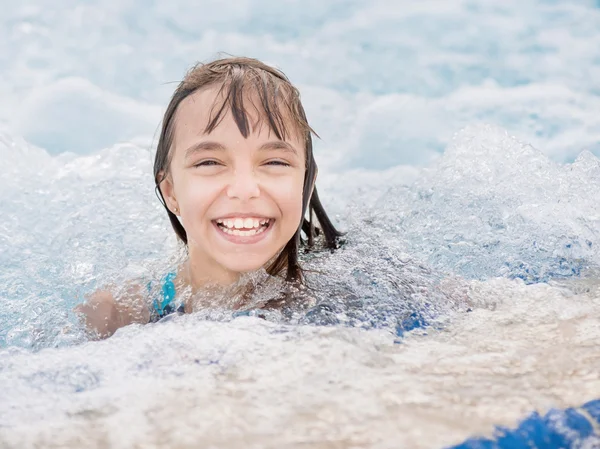 Счастливая девушка в бассейне — стоковое фото