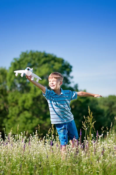 Мальчик с игрушечным самолетом — стоковое фото