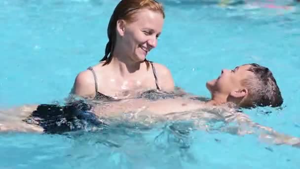 Família feliz desfrutando na piscina — Vídeo de Stock