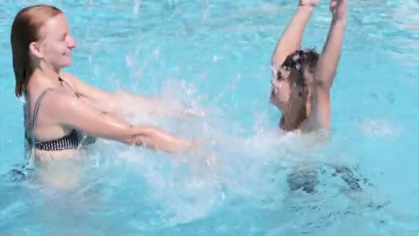 Feliz familia disfrutando en la piscina — Vídeo de stock