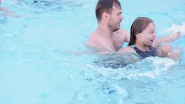 Ευτυχισμένη οικογένεια απολαμβάνοντας στην πισίνα — Αρχείο Βίντεο