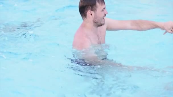 Felice famiglia godendo in piscina — Video Stock