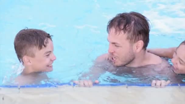 Lycklig familj njuter i poolen — Stockvideo