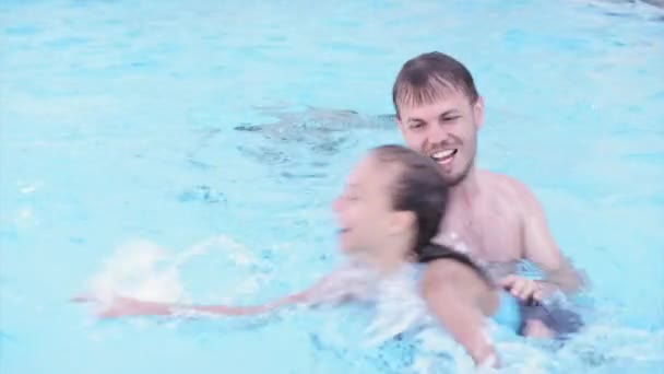 Gelukkige familie genieten in zwembad — Stockvideo