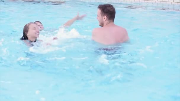 Lycklig familj njuter i poolen — Stockvideo