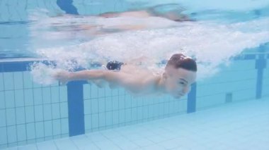 Aquapark su altı çocuk