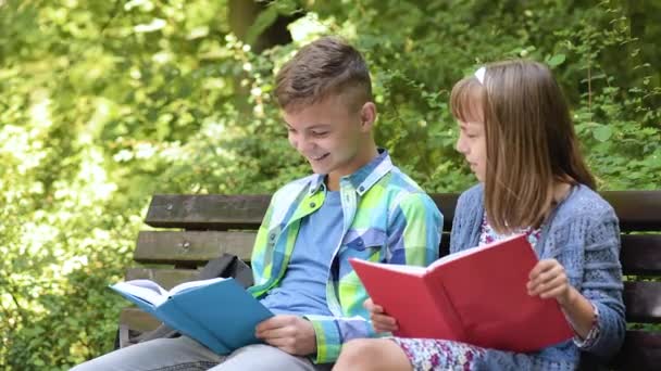 Menino e menina leitura livro — Vídeo de Stock