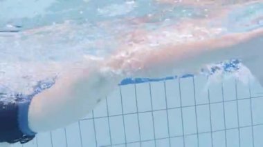 Aquapark su altı çocuk